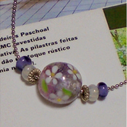 花柄 とんぼ玉 ガラス細工 ネックレス（紫） 1枚目の画像