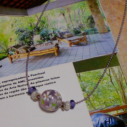 花柄 とんぼ玉 ガラス細工 ネックレス（紫） 2枚目の画像
