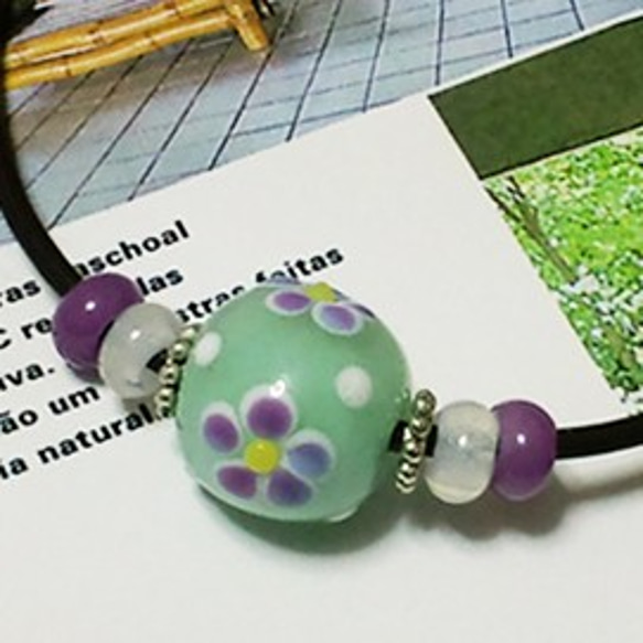 とんぼ玉 ガラス ネックレス（チョーカー）（ミントグリーンに紫の花）*とんぼ玉* 1枚目の画像