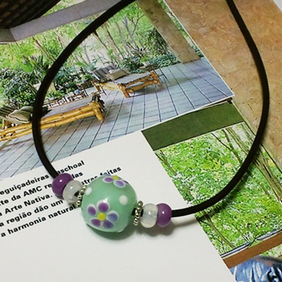 とんぼ玉 ガラス ネックレス（チョーカー）（ミントグリーンに紫の花）*とんぼ玉* 2枚目の画像