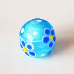 花柄のとんぼ玉（ガラスビーズ）（水色にブルーの花）【限定ビーズ】 1枚目の画像