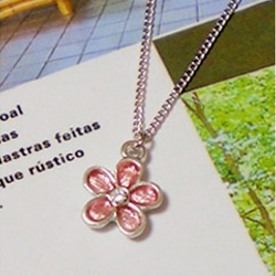 サーモンピンクの花 ネックレス 1枚目の画像