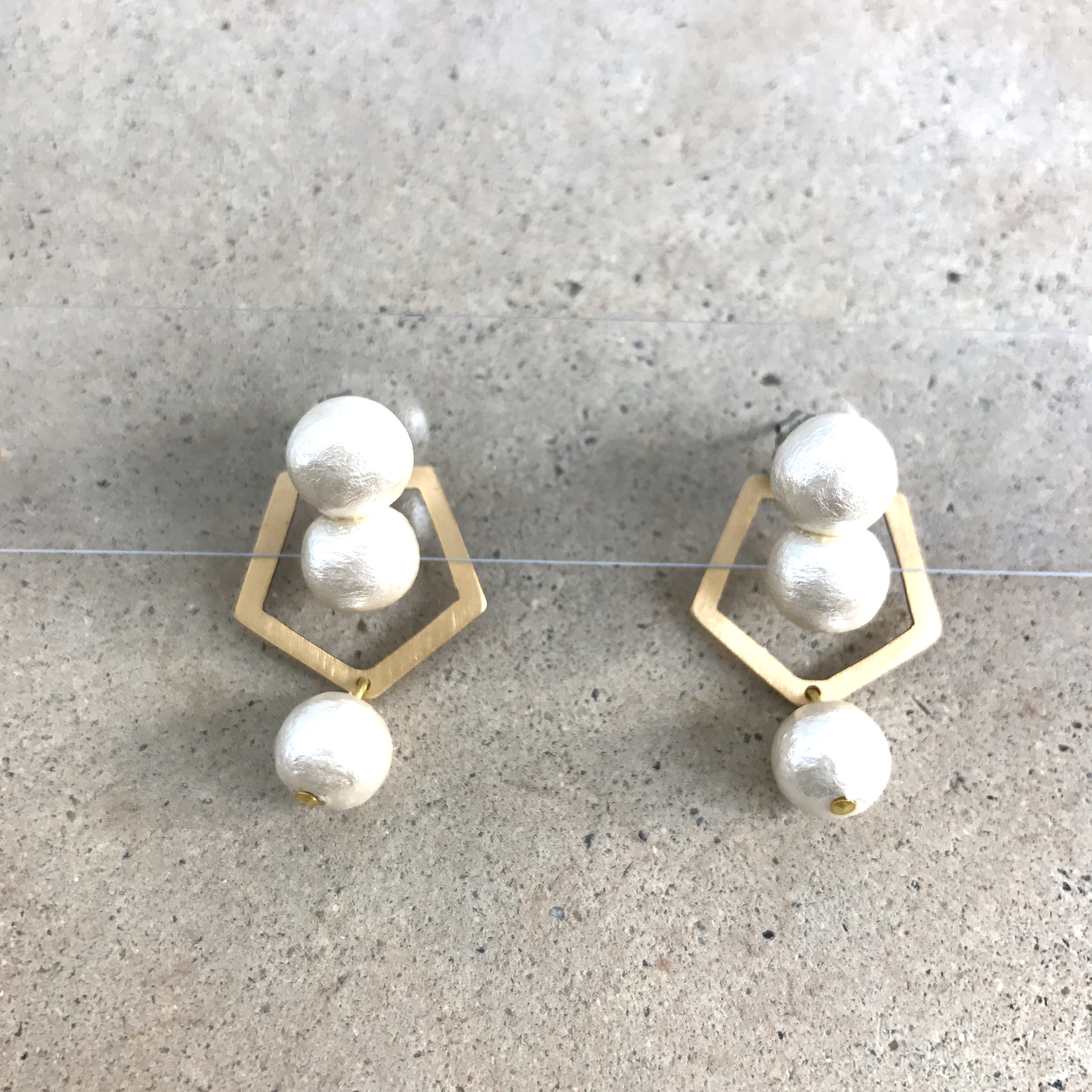 コットンパール2連ピアス【ごかく】