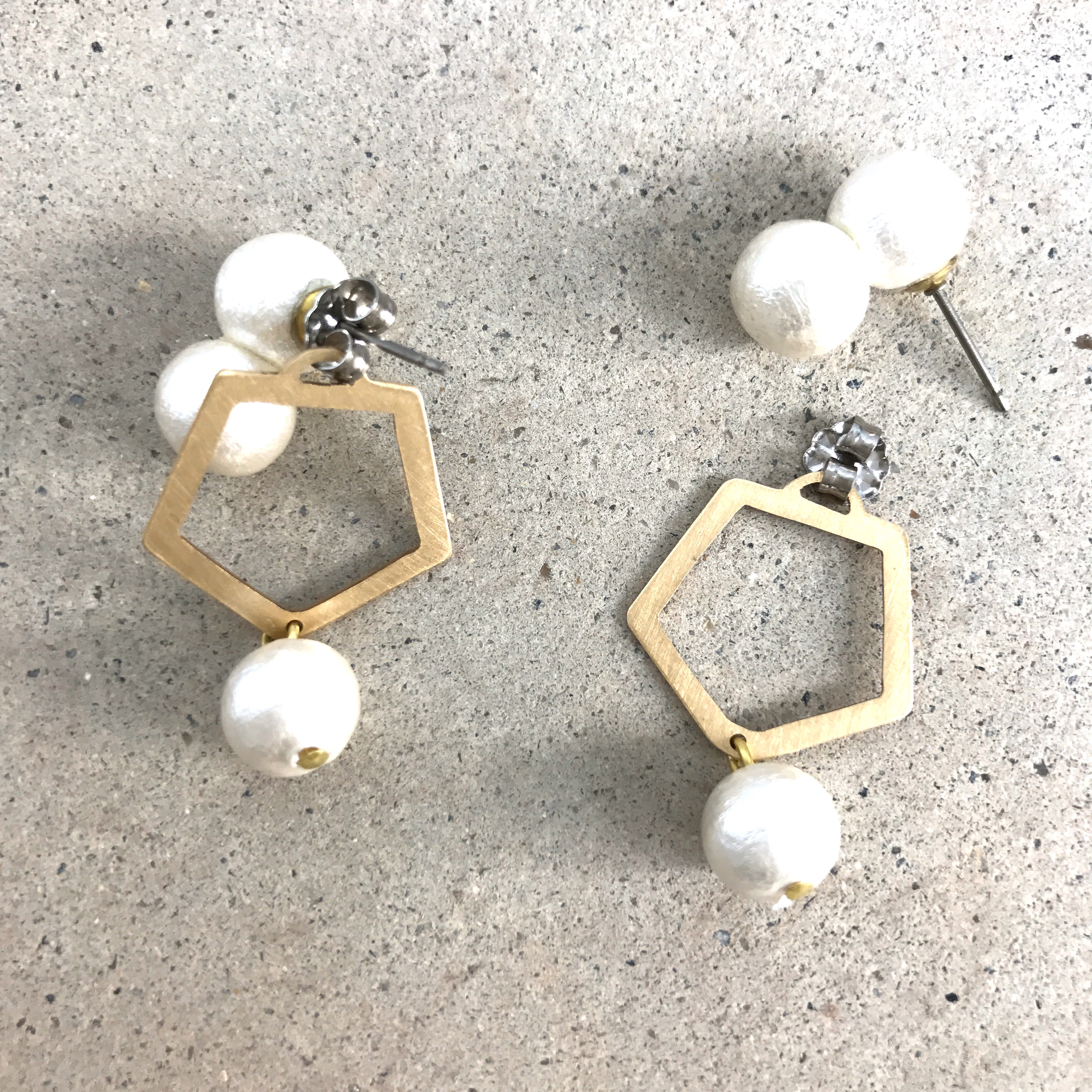 コットンパール2連ピアス【ごかく】