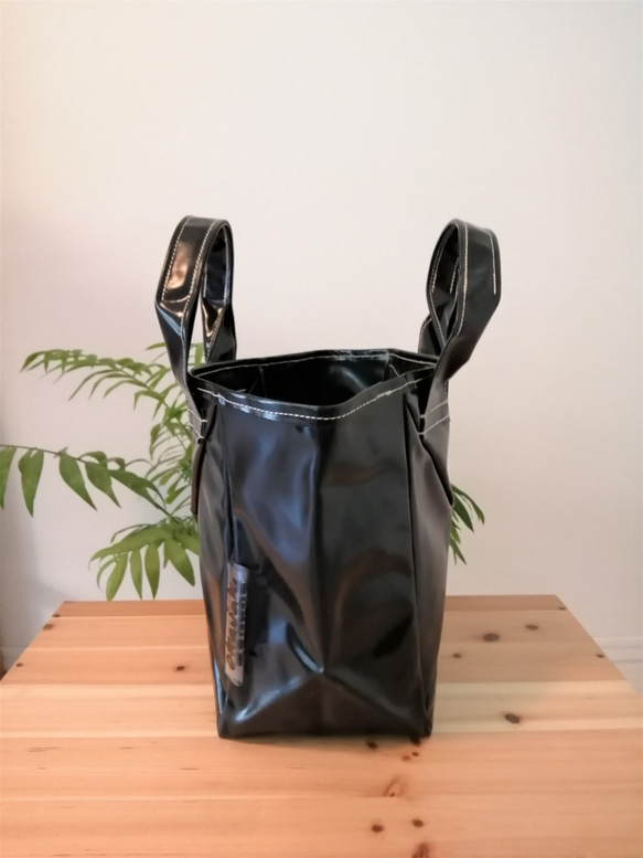 pyramidal mini tote (black)　ミニトートバッグ　黒 2枚目の画像