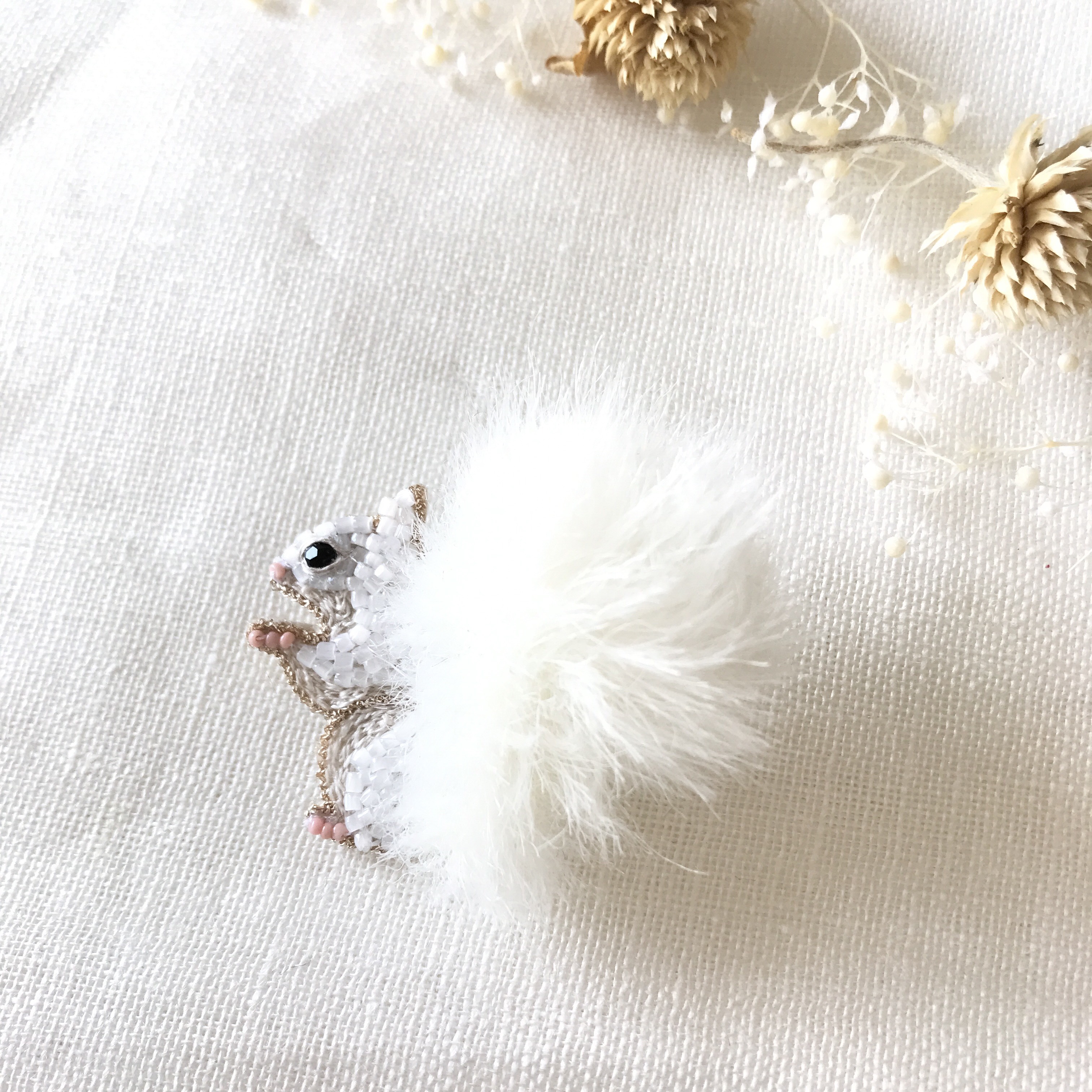 オートクチュール　ビーズ刺繍　ホワイトオオカミブローチ オートクチュール ビーズ刺繍 ホワイトオオカミブローチ - メルカリ