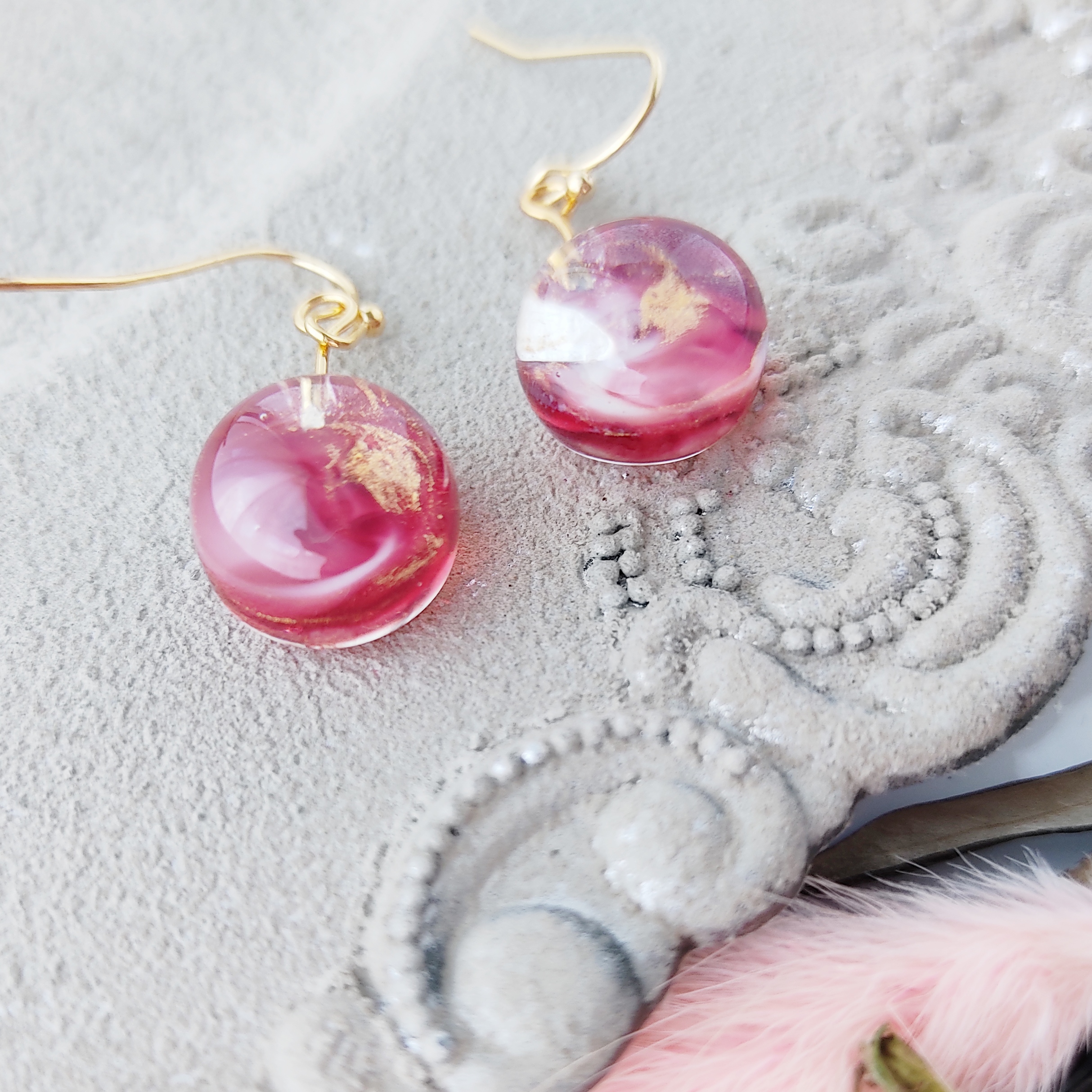 キャンディーのようなイヤリング/ピアス ストロベリー×ゴールド 痛くない 透明感 軽い アレルギー対応 特集掲載