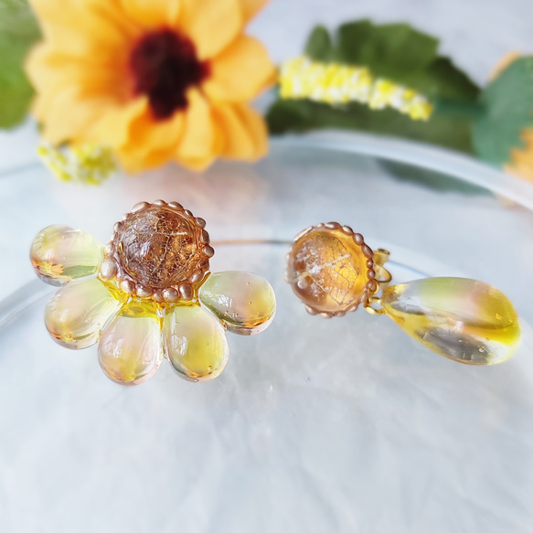 ひまわりのイヤリング/ピアス  アシンメトリー向日葵 夏の花 元気 透明感 ［特集掲載 1枚目の画像