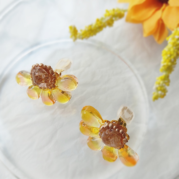 ひまわりのイヤリング/ピアス  アシンメトリー向日葵 夏の花 元気 透明感 ［特集掲載 7枚目の画像