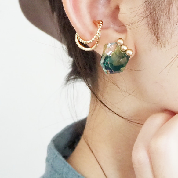 鉱石のカケラ グリーン×ゴールド イヤリング/ピアス＋イヤーカフセット  痛くない 軽い 綺麗 透明感 特集掲載 1枚目の画像