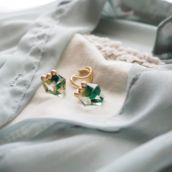鉱石のカケラ グリーン×ゴールド イヤリング/ピアス＋イヤーカフセット  痛くない 軽い 綺麗 透明感 特集掲載 9枚目の画像