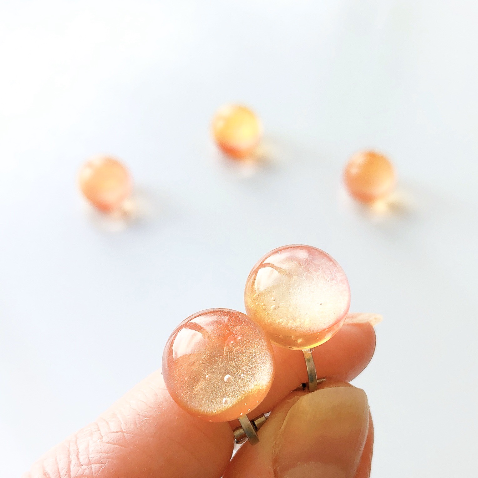 夕日のような イヤリング/ピアス 痛くない 透明感 軽い アレルギー対応 球体 レッド×イエロー