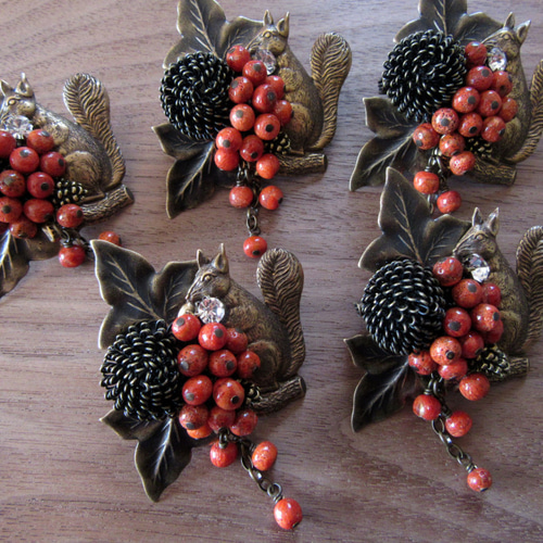 SOLD】りすとアップル珊瑚の木の実ブローチ ブローチ 装身具ぶらん