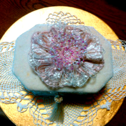 ピンクビーズの花とレースの宝石箱 1枚目の画像