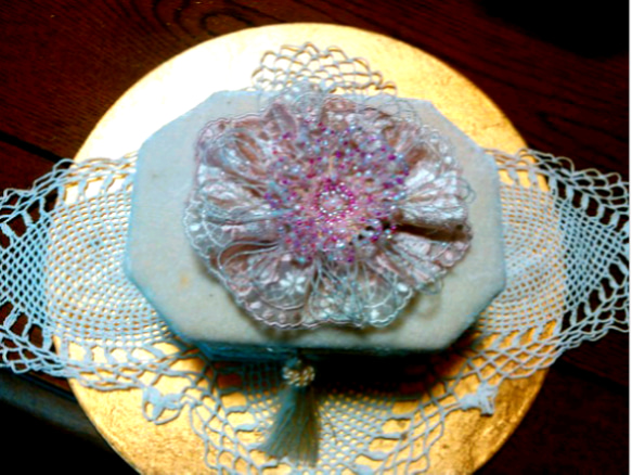 ピンクビーズの花とレースの宝石箱 1枚目の画像