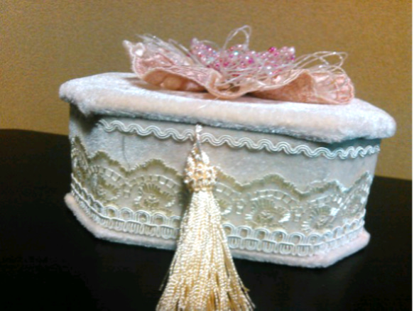 ピンクビーズの花とレースの宝石箱 3枚目の画像