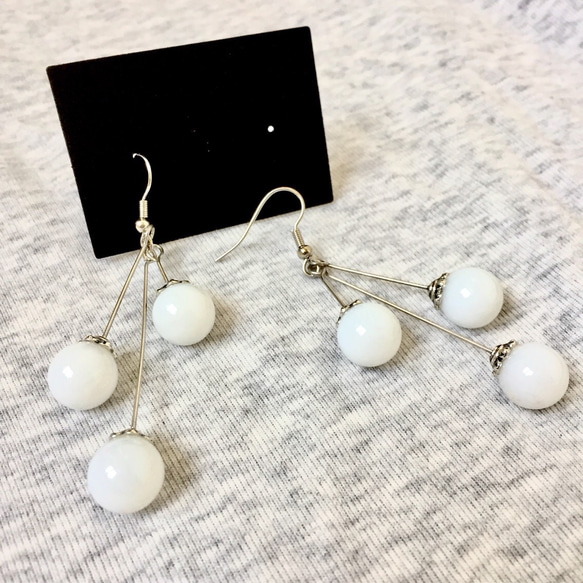 Triple Orbs Earrings ~ホワイトガラス~ 1枚目の画像