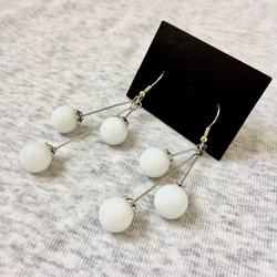 Triple Orbs Earrings ~ホワイトガラス~ 2枚目の画像