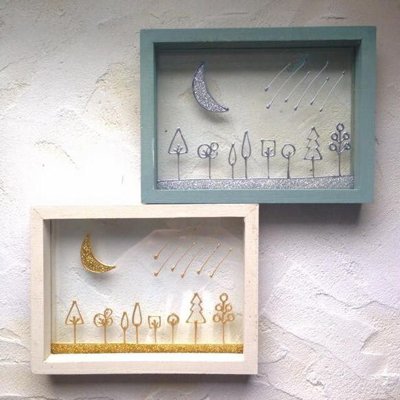 SALE AMAM グラスアート ［月と流星と森]アイボリーフレーム ゴールドライン スタンドタイプL 3枚目の画像