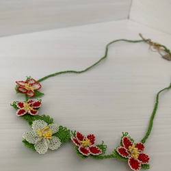 縫い針で編むお花のネックレス イチゴのお花 1枚目の画像