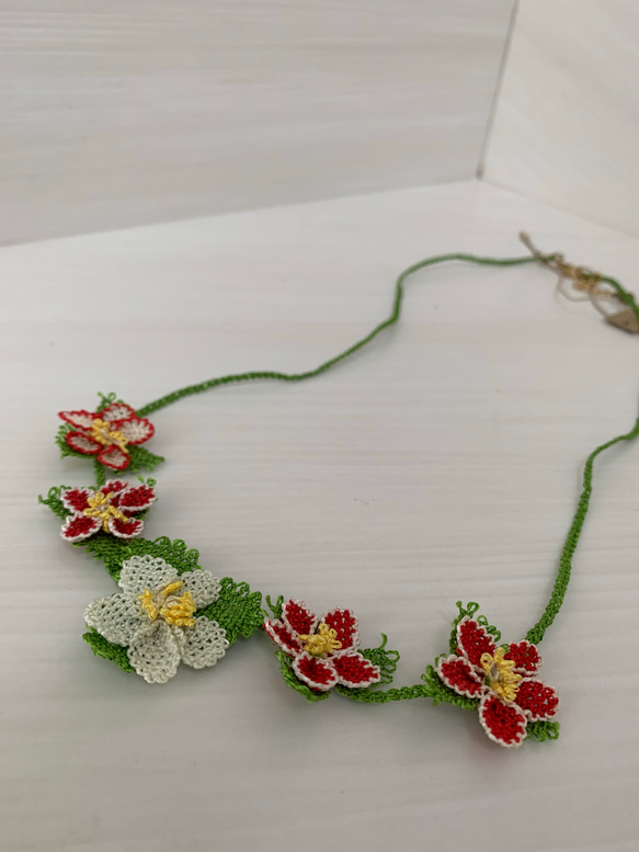 縫い針で編むお花のネックレス イチゴのお花 1枚目の画像