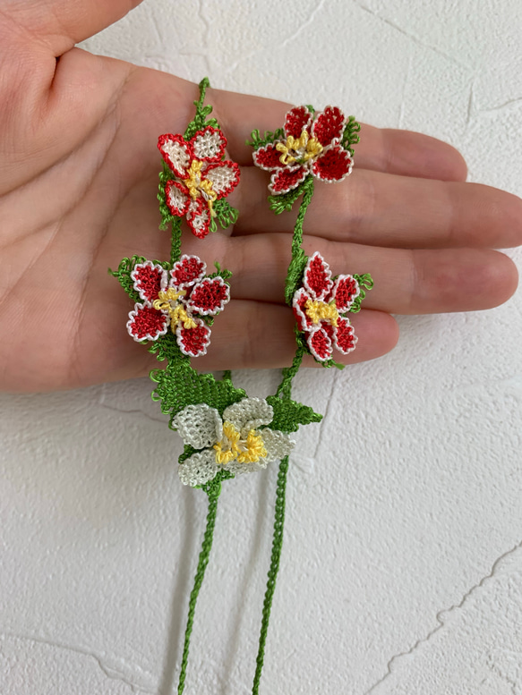 縫い針で編むお花のネックレス イチゴのお花 2枚目の画像