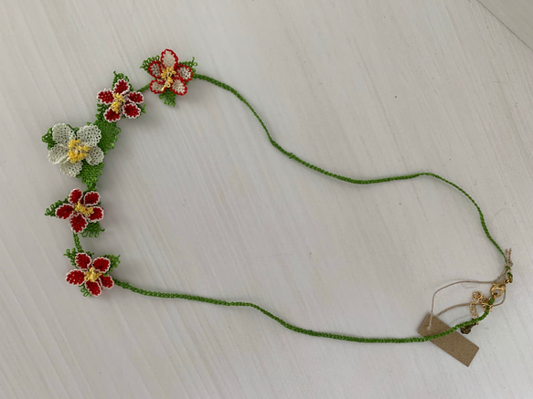 縫い針で編むお花のネックレス イチゴのお花 4枚目の画像