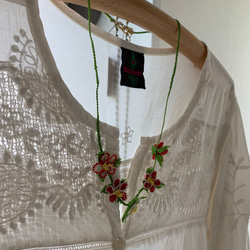 縫い針で編むお花のネックレス イチゴのお花 6枚目の画像