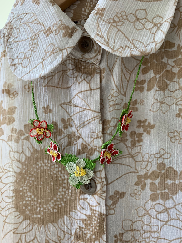 縫い針で編むお花のネックレス イチゴのお花 8枚目の画像