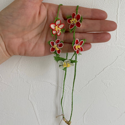 縫い針で編むお花のネックレス イチゴのお花 9枚目の画像