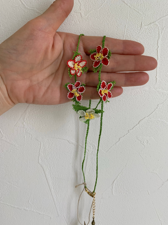 縫い針で編むお花のネックレス イチゴのお花 9枚目の画像