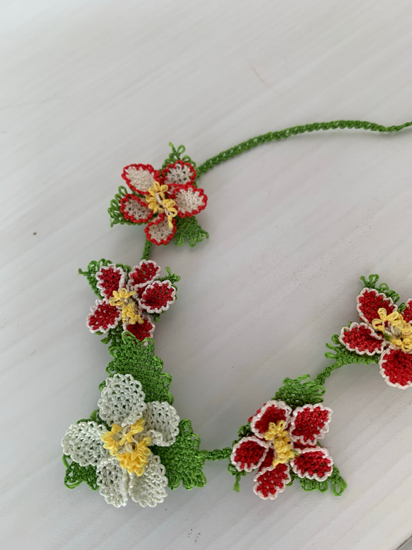 縫い針で編むお花のネックレス イチゴのお花 10枚目の画像