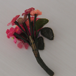 とても華やかになる縫い針だけで編むピンクのお花のブローチ　ピンク系のカラフルブローチ 3枚目の画像