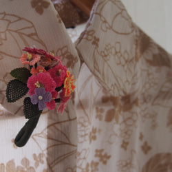 とても華やかになる縫い針だけで編むピンクのお花のブローチ　ピンク系のカラフルブローチ 5枚目の画像