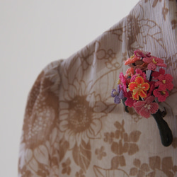 とても華やかになる縫い針だけで編むピンクのお花のブローチ　ピンク系のカラフルブローチ 8枚目の画像