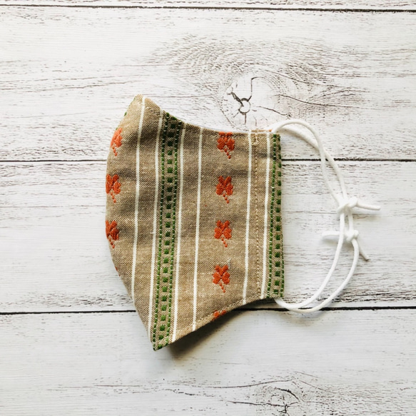 Autumn▽立体マスク【ベージュ刺繍】 3枚目の画像