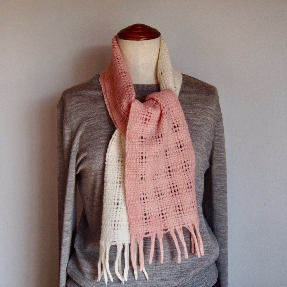 手織り・穴あきマフラー　コーラルピンクとホワイト