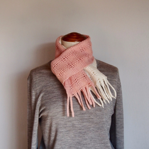 手織り・穴あきマフラー コーラルピンクとホワイト マフラー hiro-gare