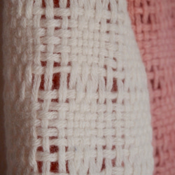 手織り・穴あきマフラー　コーラルピンクとホワイト 5枚目の画像