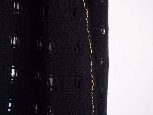 手織り・穴あきマフラー　黒と金 5枚目の画像