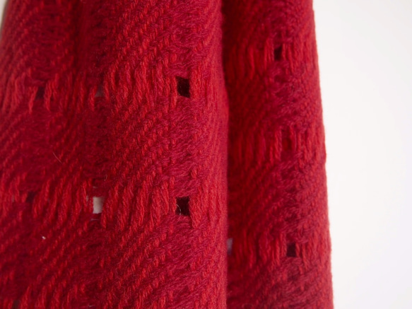 手織り・穴あきマフラー　情熱のレッド 4枚目の画像