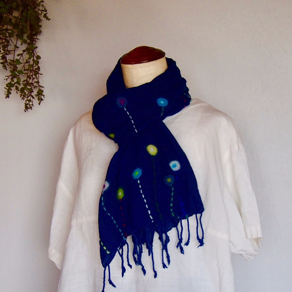 藍染め木綿・羊毛フェルト刺繍のマフラー（海宝堂とのコラボ作品