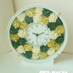 花時計(ホワイト)カーネーション(グリーン系ミックス) 1枚目の画像