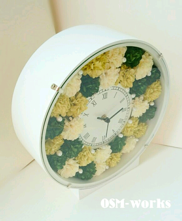 花時計(ホワイト)カーネーション(グリーン系ミックス) 3枚目の画像