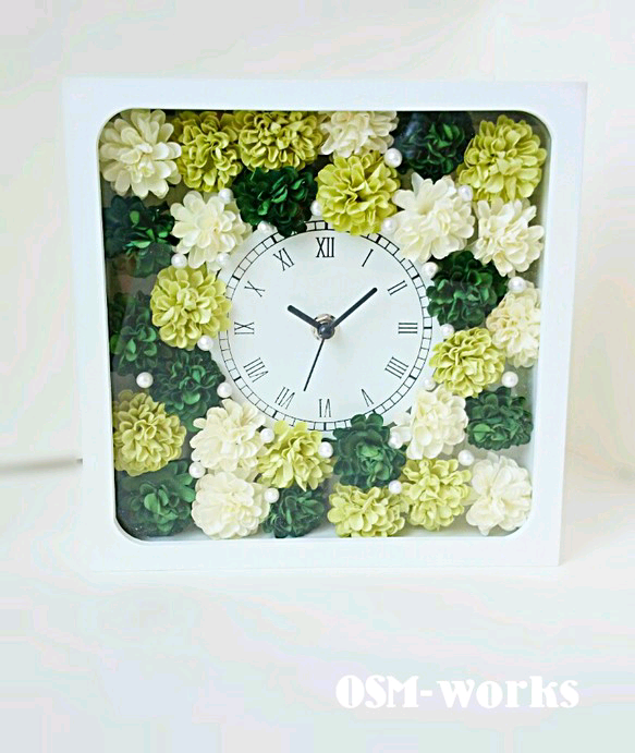 花時計 正方形(ホワイト)カーネーション(グリーン系ミックス)