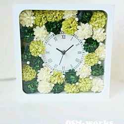 花時計 正方形(ホワイト)カーネーション(グリーン系ミックス) 1枚目の画像