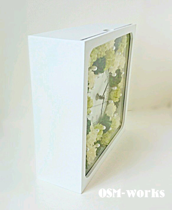 花時計 正方形(ホワイト)カーネーション(グリーン系ミックス) 3枚目の画像