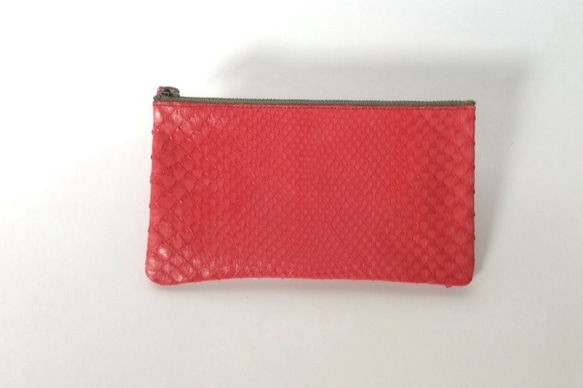 パイソン錦蛇革本革・財布にも使える通帳ケース  濃いピンク 1枚目の画像