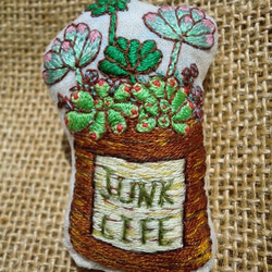 多肉植物の寄せ植え刺繍ブローチ 2枚目の画像