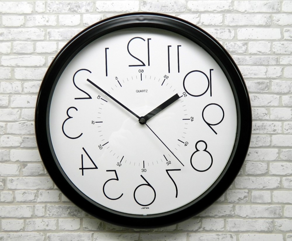 ちょっと珍しい反対に動く！逆転時計♫ QL886WH 5800